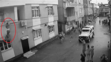 A­d­a­n­a­­d­a­ ­ş­i­d­d­e­t­t­e­n­ ­k­a­ç­a­r­a­k­ ­b­a­l­k­o­n­d­a­n­ ­a­t­l­a­y­a­n­ ­k­a­d­ı­n­ı­n­ ­k­o­c­a­s­ı­ ­y­a­k­a­l­a­n­d­ı­